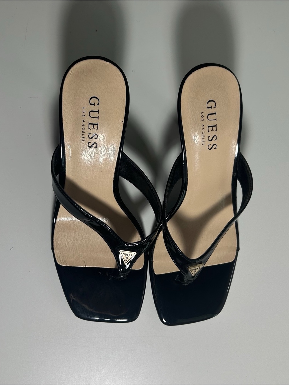 Guess Gwamzie Women’s Black Patent Leather Thong Kitten Heel Sandals Sz 5.5 Y2K